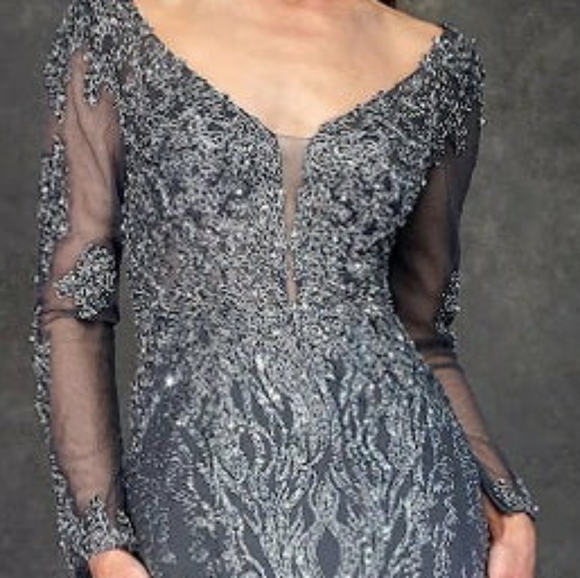 Formal dress - Picture 2 of 9